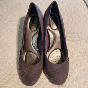 Abella Valeria Grey Suede Pumps Sz 9.5